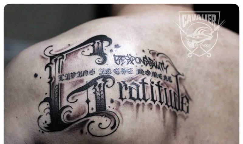 花体字添加纹身图片_肩部欧美几何字符原创成品纹身图案