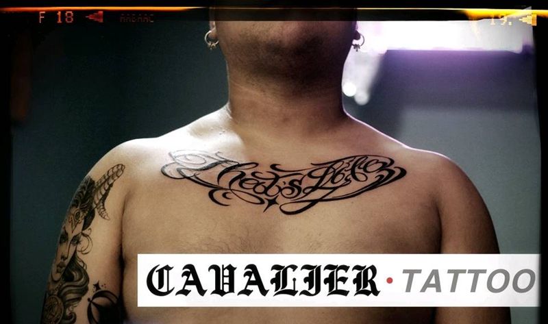 花体字纹身图片_胸部花体字纹身图案