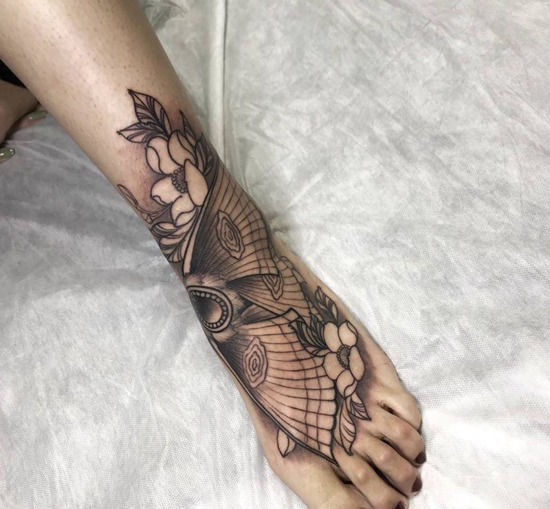 蛾子纹身图片_脚部新传统纹身图案