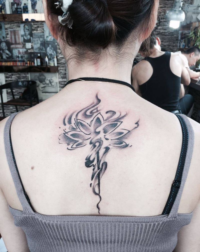 莲花纹身图片_成品背部传统字符纹身图案