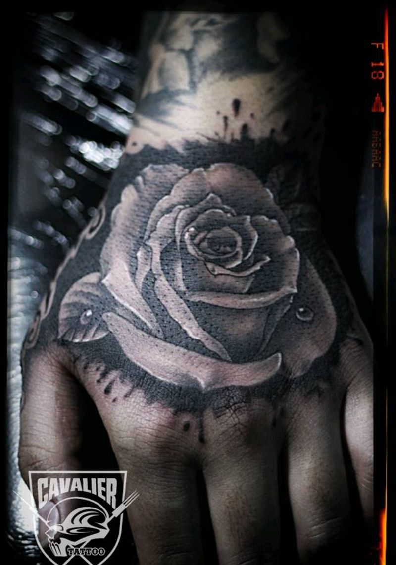 手背玫瑰花纹身图片_手部写实植物成品纹身图案