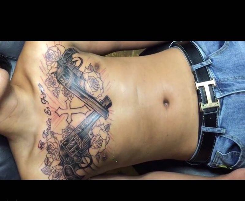 欧美花胸纹身图片_胸部新传统欧美写实纹身图案