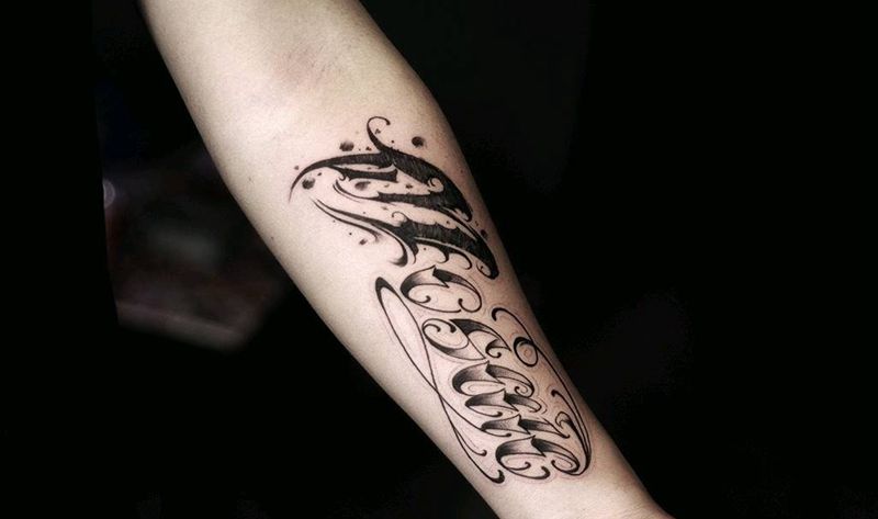 马赛克纹身图片_手臂花体字纹身图案