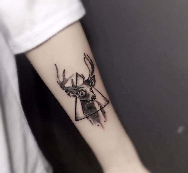 麋鹿纹身图片_成品肩部背部手部手臂脚部腿部传统动物纹身图案