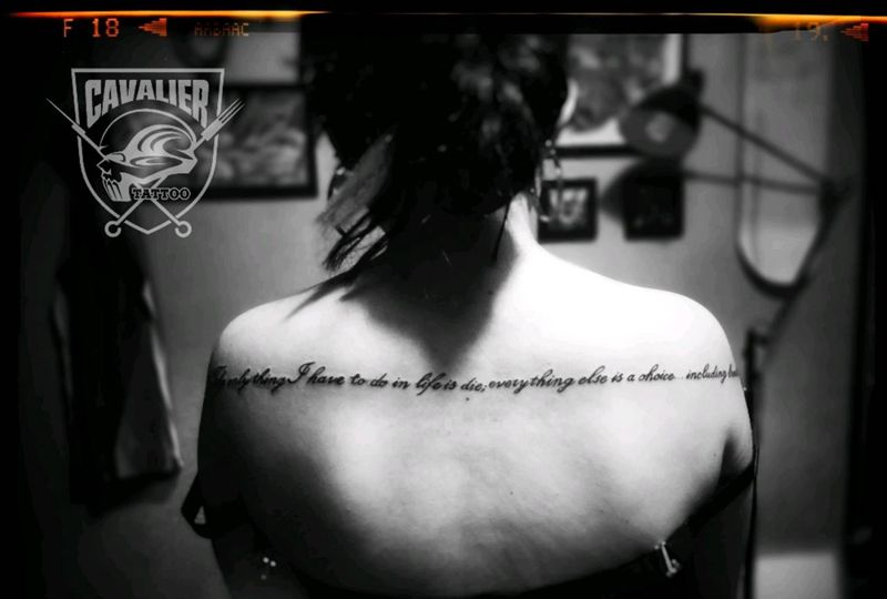 据说是跟权志龙一样的话纹身图片_背部清新字符成品纹身图案