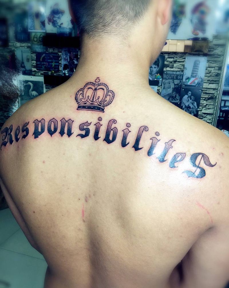 后背字母纹身图片