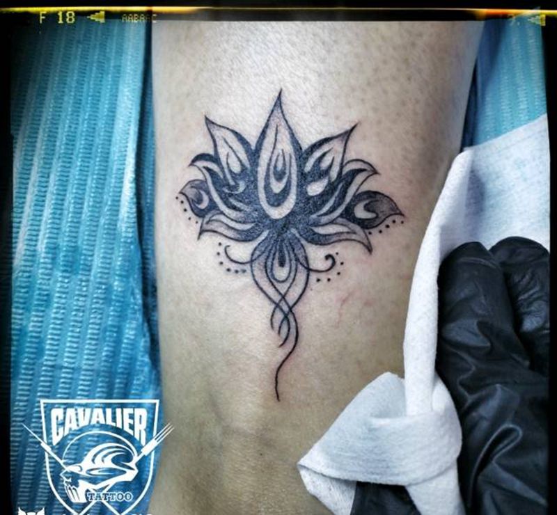 莲花纹身图片_腿部清新几何静物图腾成品纹身图案