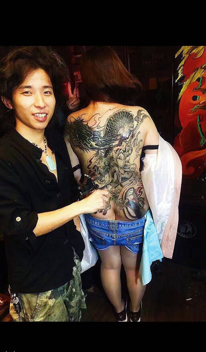 后背龙纹身图片_传统背部纹身图案