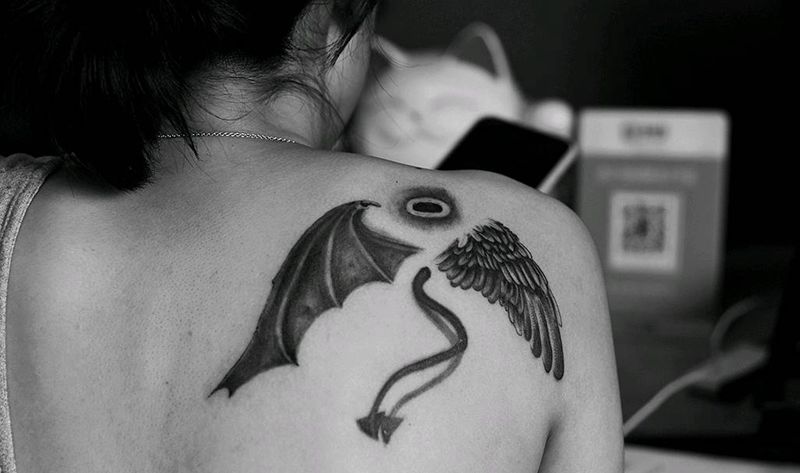 天使与魔鬼纹身图片_背部欧美写实纹身图案