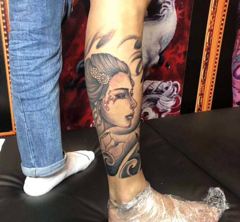 小腿美女纹身图片_腿部新传统欧美写实纹身图案