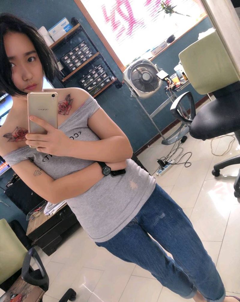 双肩玫瑰纹身图片