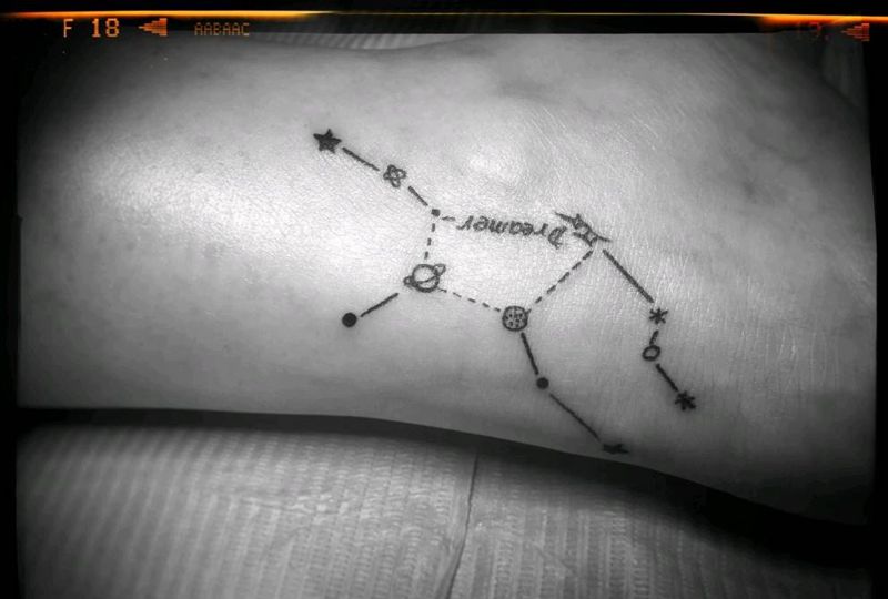 处女座纹身图片_脚部清新几何字符宗教成品纹身图案