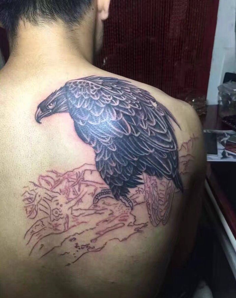 鹰纹身图片_肩部纹身图案