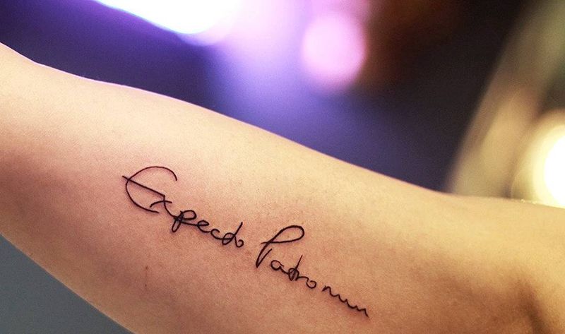 哈利波特作者亲笔写的咒语纹身图片