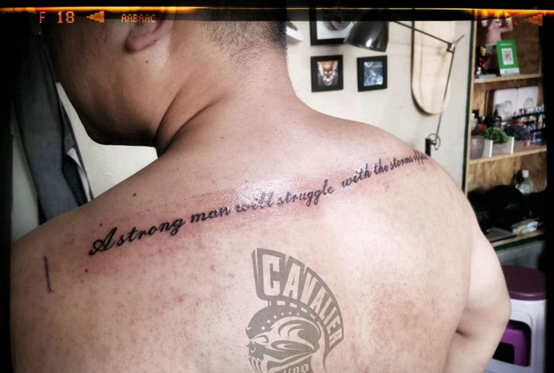 一串英文纹身图片_肩部花体字纹身图案