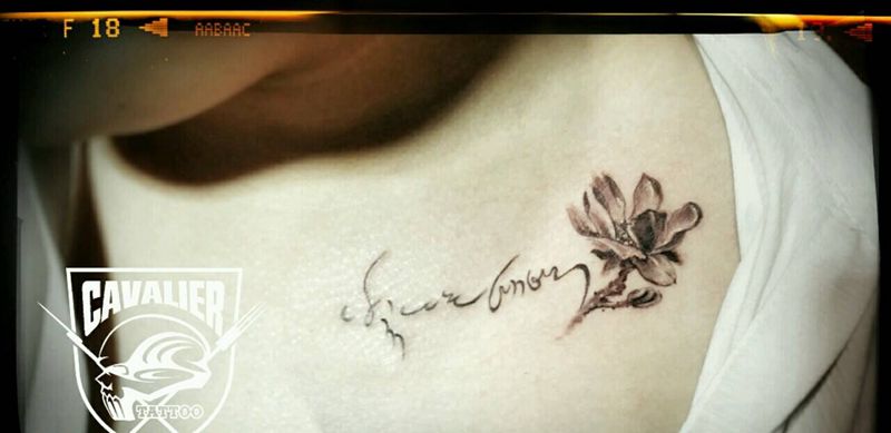 小花纹身图片_颈部胸部清新字符植物花成品纹身图案