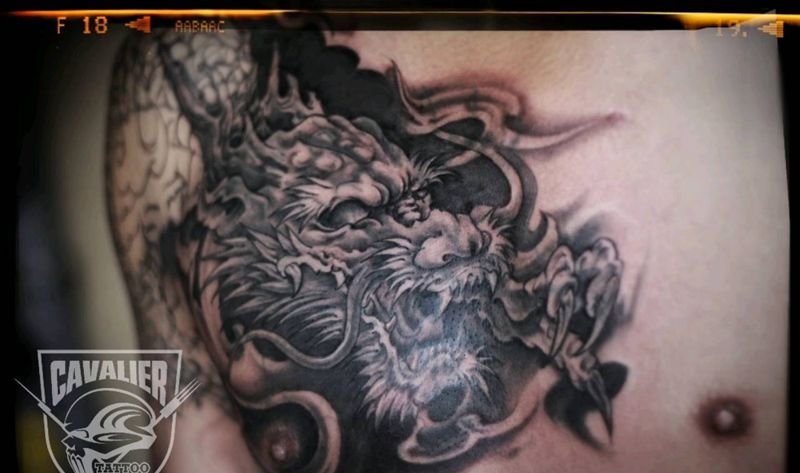 龙修改纹身图片_胸部传统鬼神图腾成品纹身图案
