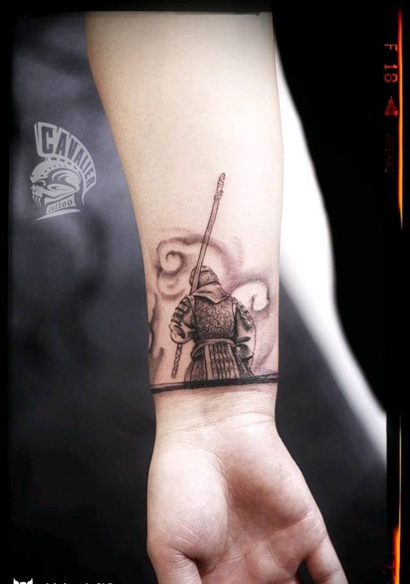 那个人的背影好像一只狗