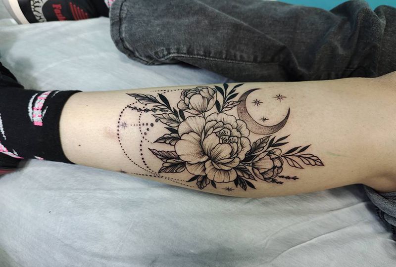 小腿素花纹身图片_腿部点刺素花纹身图案