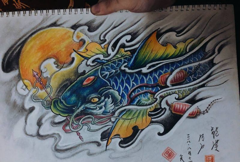 破浪-鱼纹身图片_肩部手部新传统欧美写实一人一图纹身图案