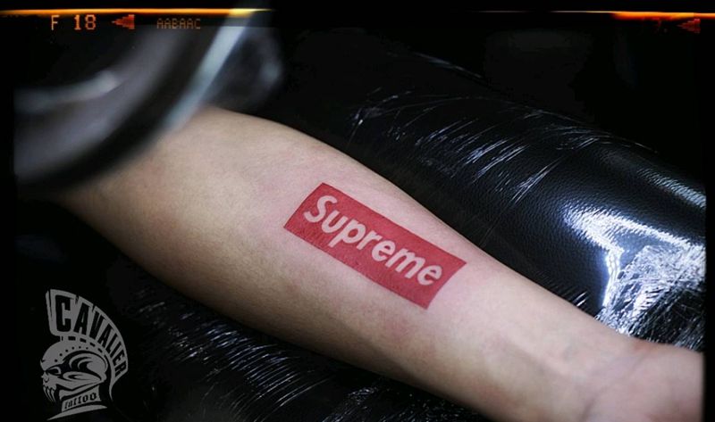 潮牌上身Supreme纹身图片