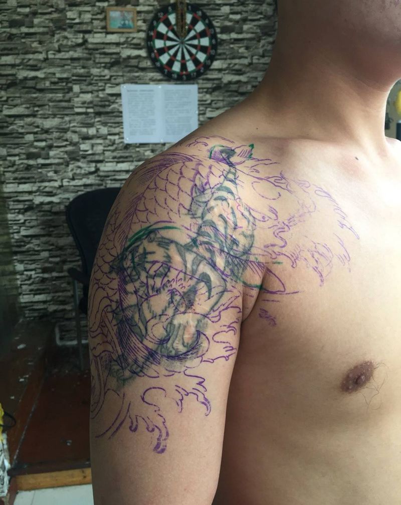 鲤鱼遮盖疤痕和图案纹身图片