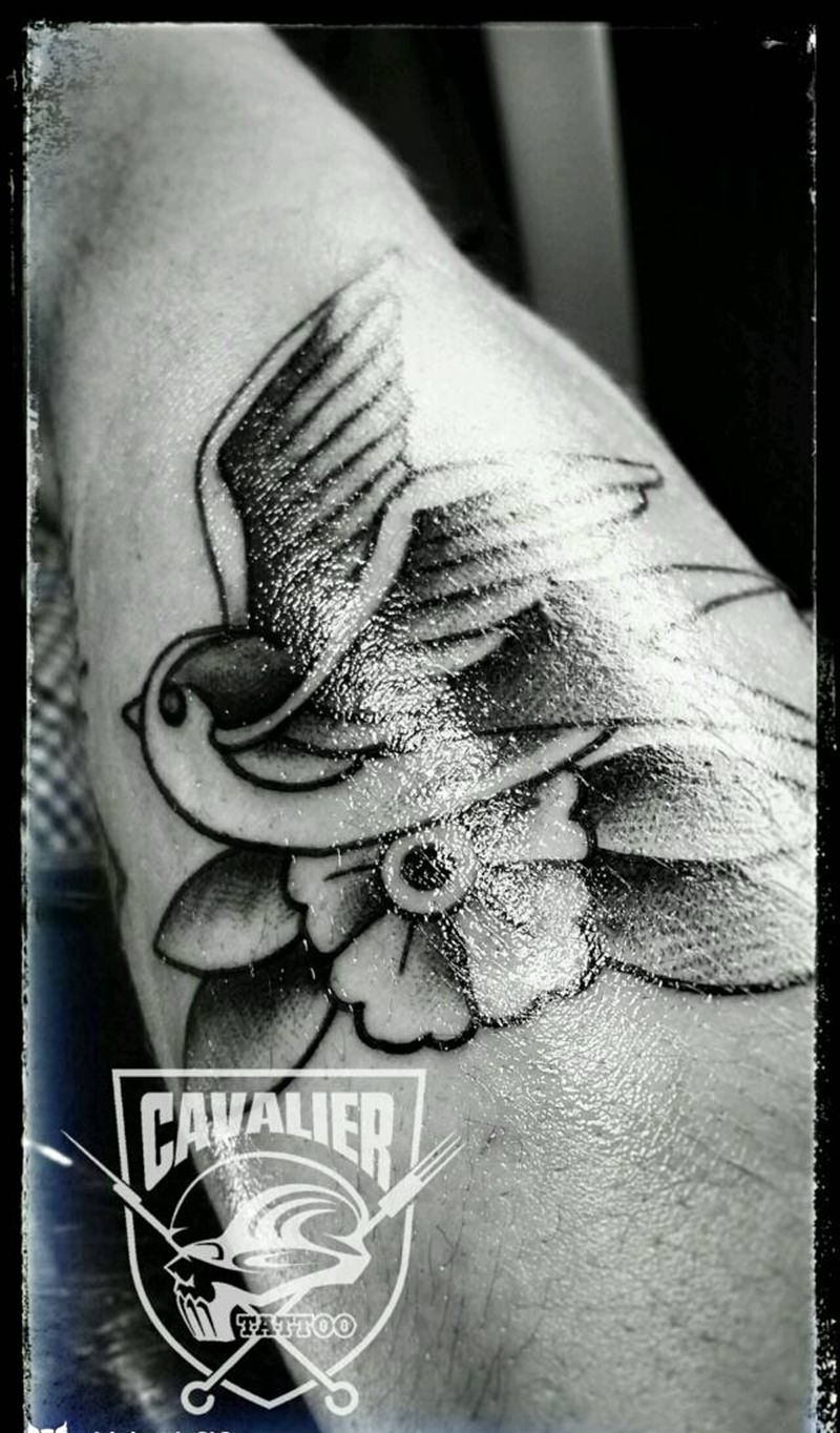 燕子纹身图片_手臂欧美传统动物植物花成品纹身图案