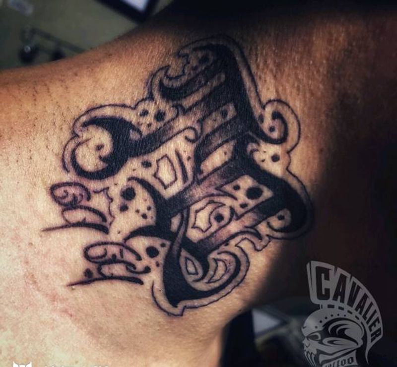 TQ纹身图片_颈部欧美字符原创成品纹身图案