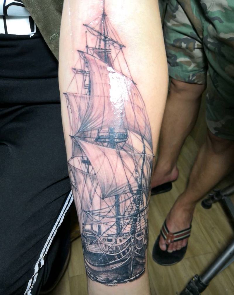 坚定目标，乘风破浪～纹身图片_手臂欧美写实帆船成品纹身图案