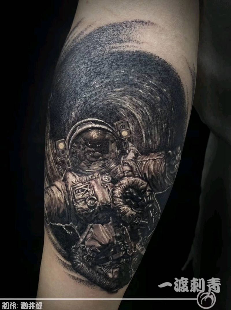 宇航员纹身图片_手臂欧美写实纹身图案