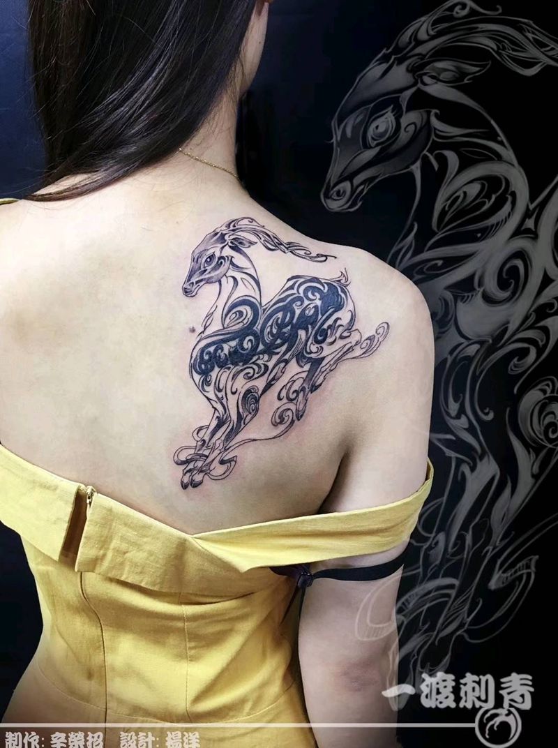 九色鹿纹身图片_背部新传统水墨纹身图案