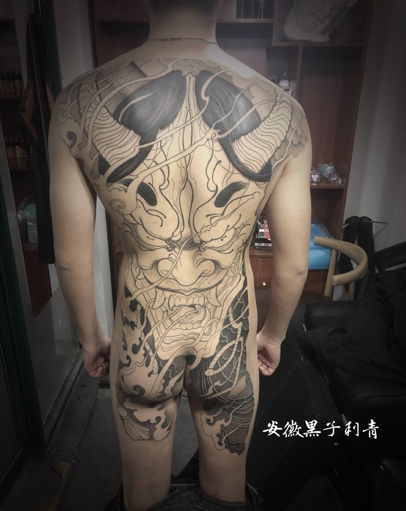 满背传统班若纹身图片_背部腿部老传统新传统纹身图案