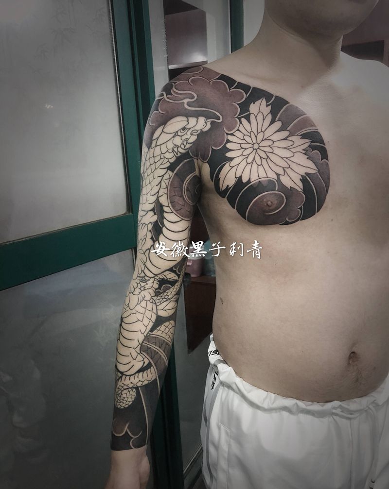 老传统蛇与牡丹纹身图片_手臂胸部老传统纹身图案