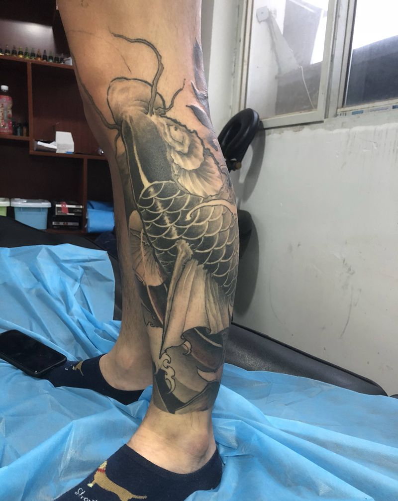 鲤鱼纹身图片_腿部新传统鲤鱼荷花纹身图案