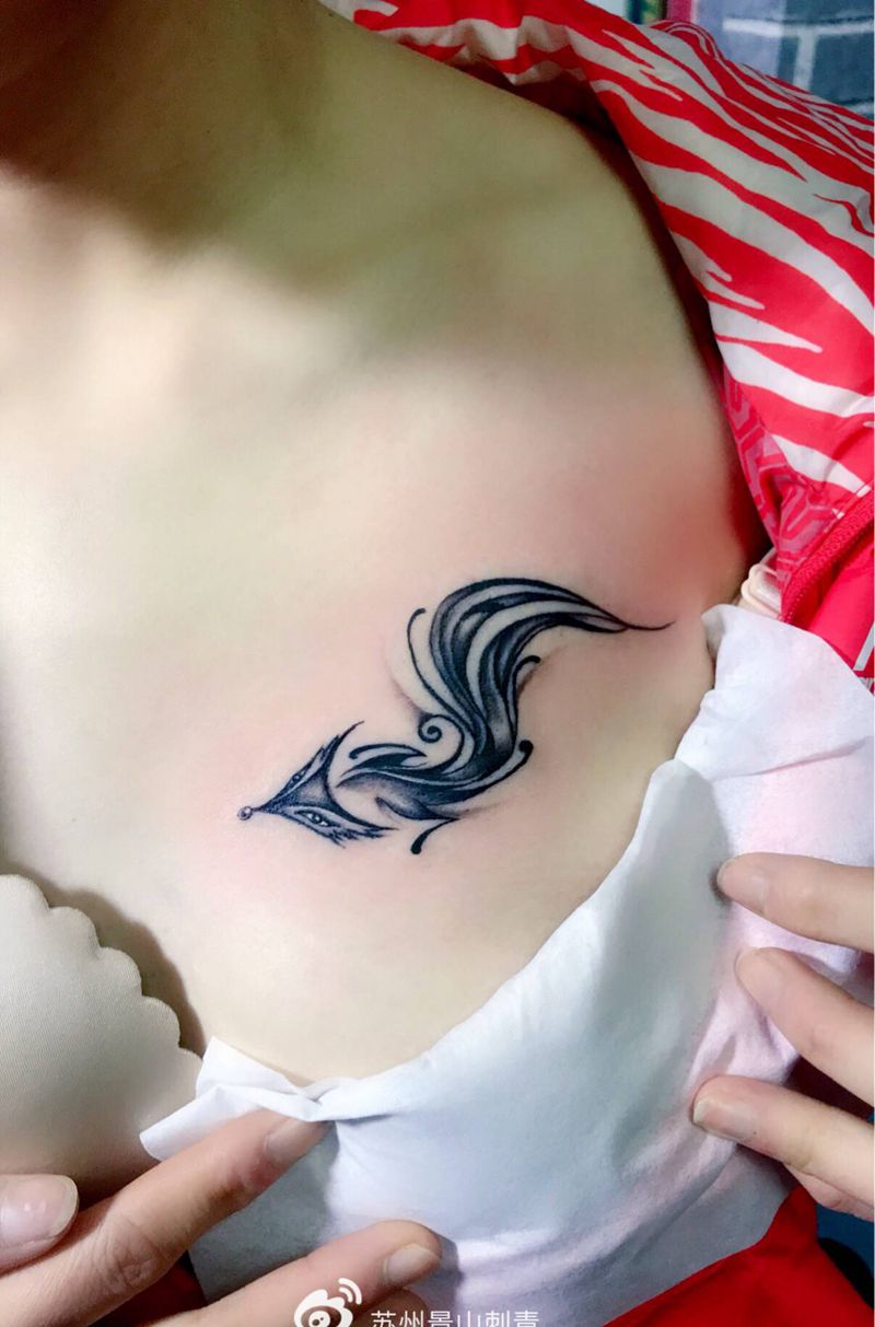 胸部小狐狸纹身图片_胸部纹身图案