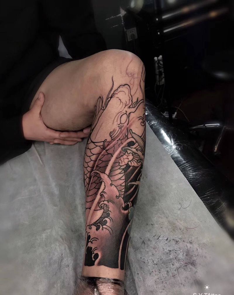 锦鲤包小腿纹身图片_腿部新传统纹身图案