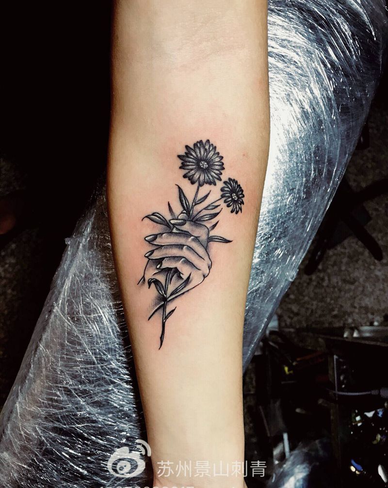 手握花纹身图片_手臂纹身图案