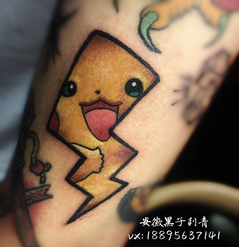 皮卡丘纹身图片_手臂New School几何纹身图案
