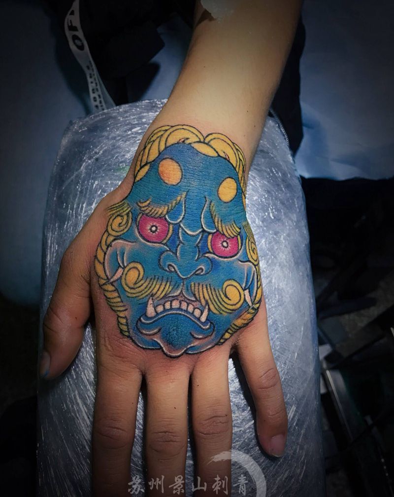 花手唐狮纹身图片_手部纹身图案