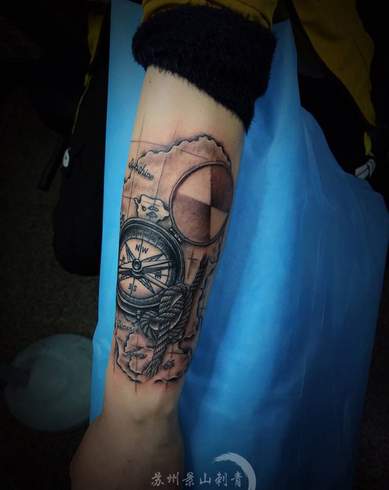 指南针纹身图片_手臂纹身图案