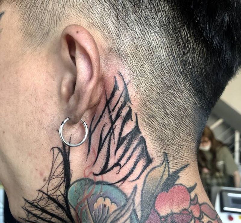 填空题纹身图片_颈部花体字纹身图案