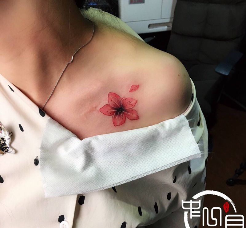 小花一朵纹身图片_胸部纹身图案