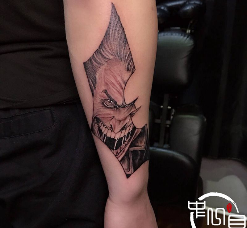 小丑纹身图片_手臂纹身图案