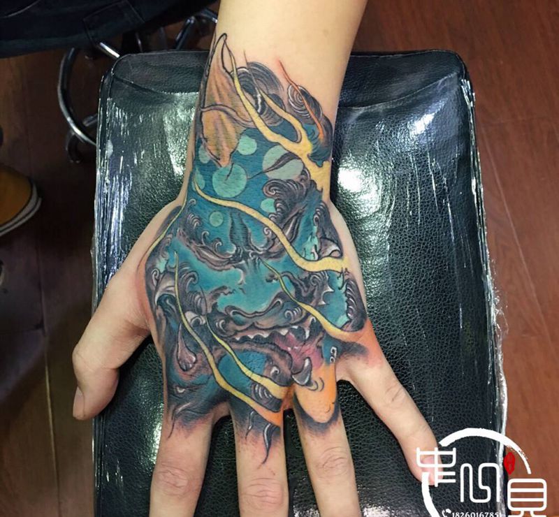 唐狮纹身图片_手部纹身图案