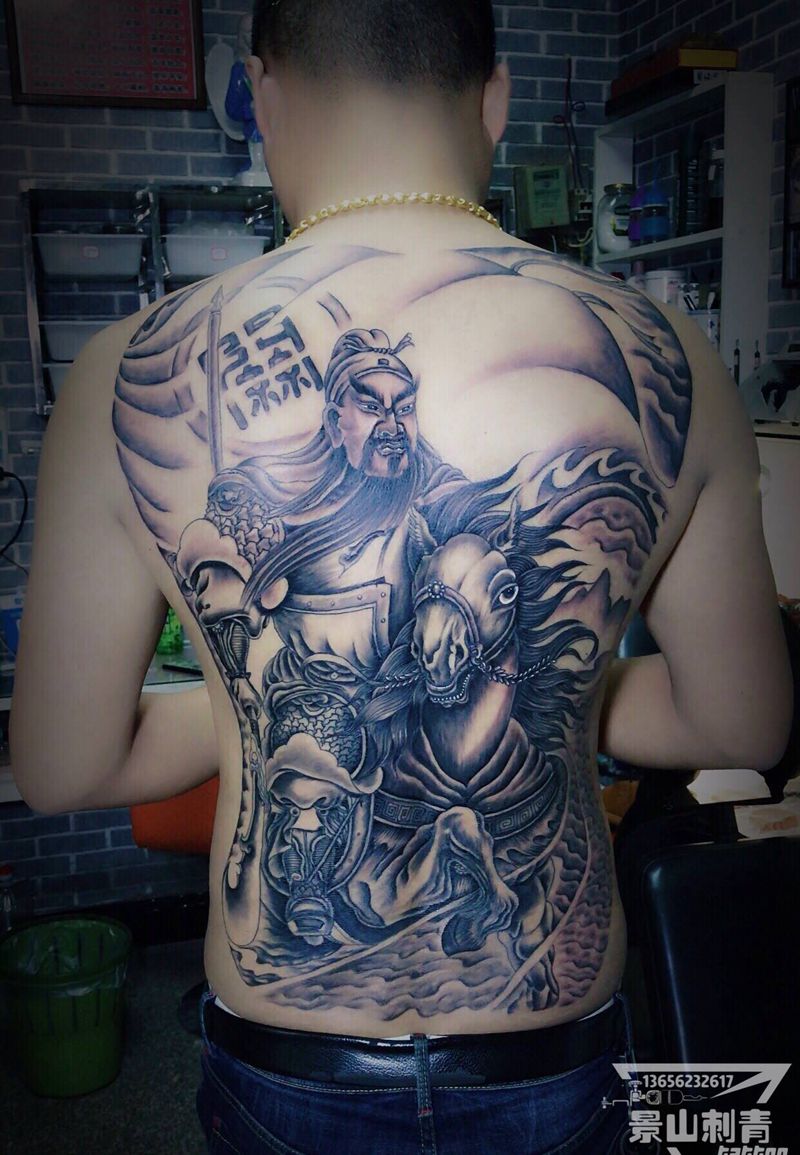 战马关公纹身图片_背部纹身图案