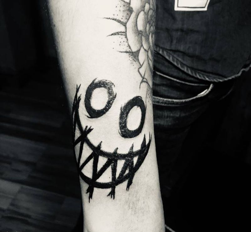 笑脸纹身图片_手臂纹身图案