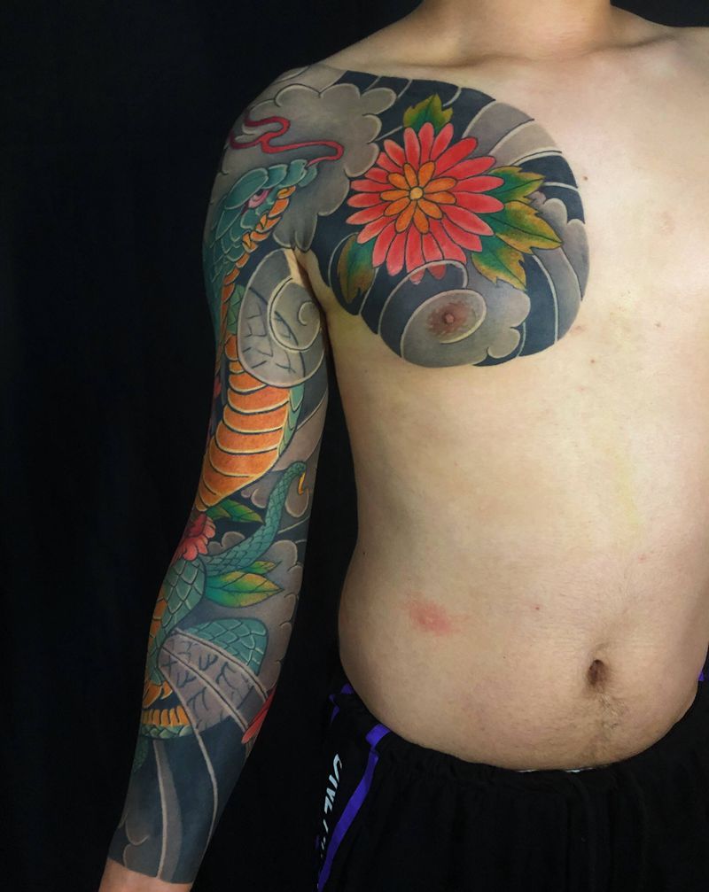 蛇戏牡丹纹身图片_胸部手臂老传统纹身图案