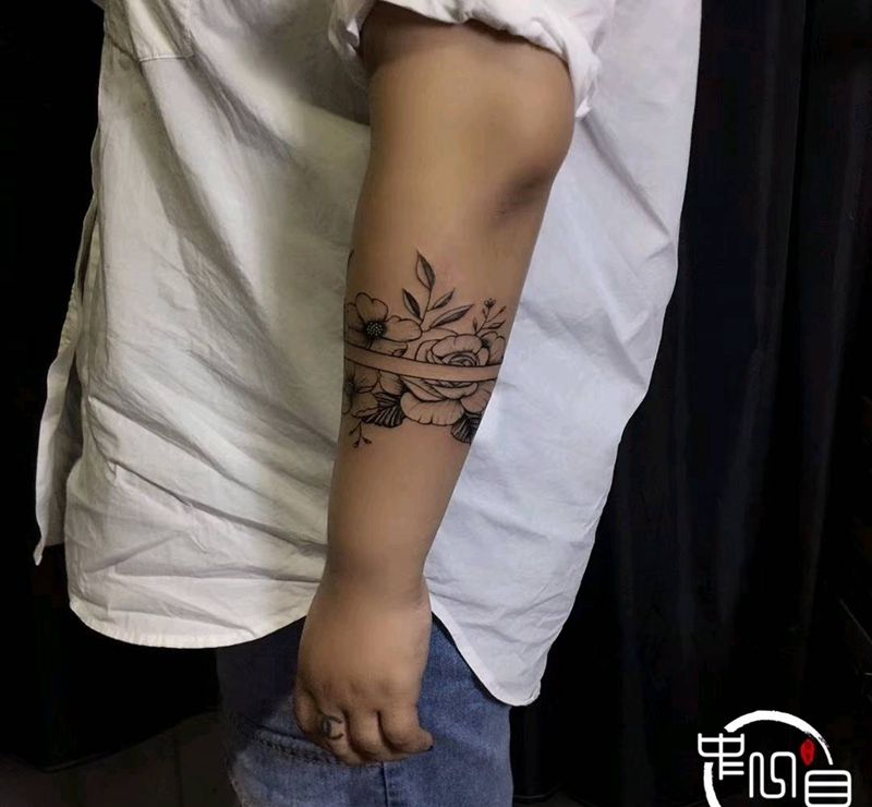 素花臂环纹身图片_手臂纹身图案