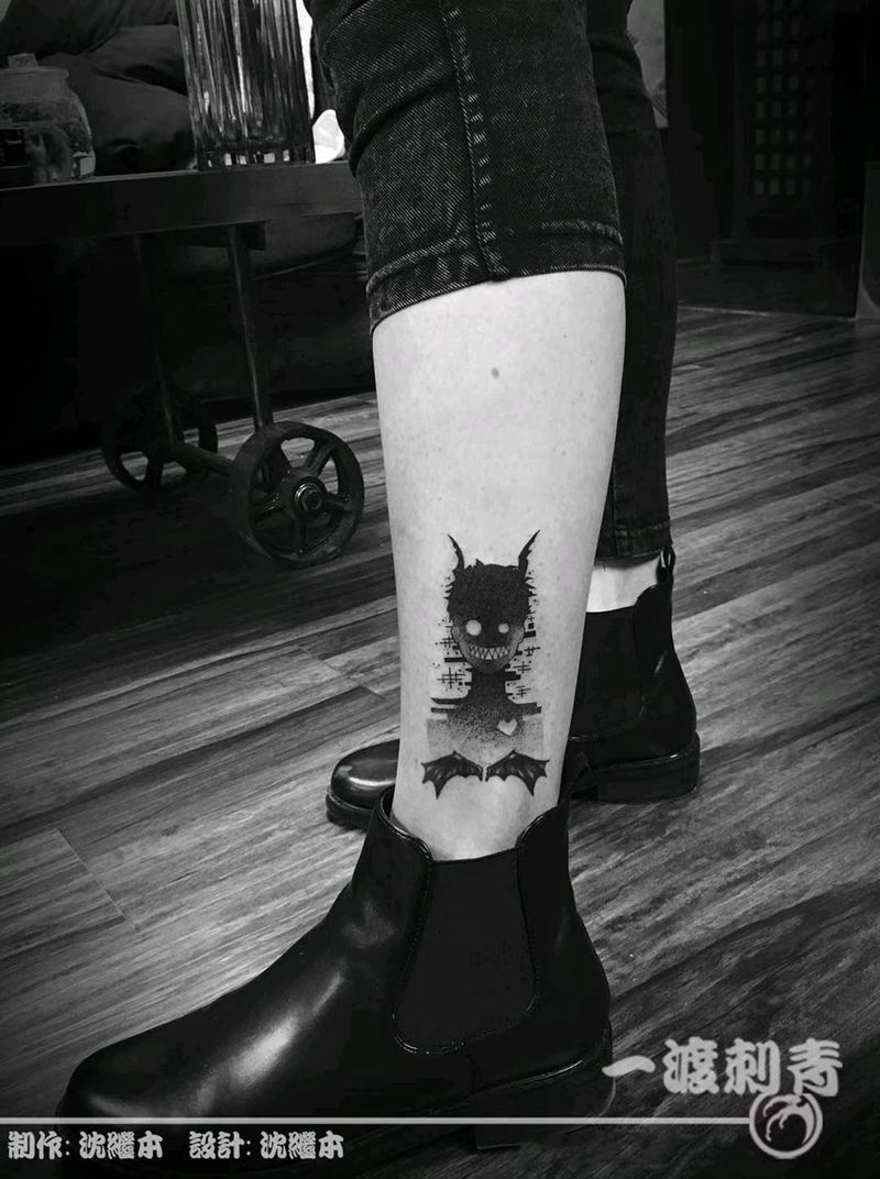 小恶魔纹身图片_腿部点刺纹身图案