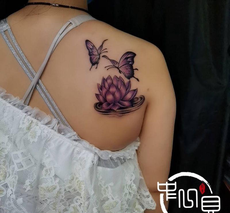 蝶莲纹身图片_肩部纹身图案
